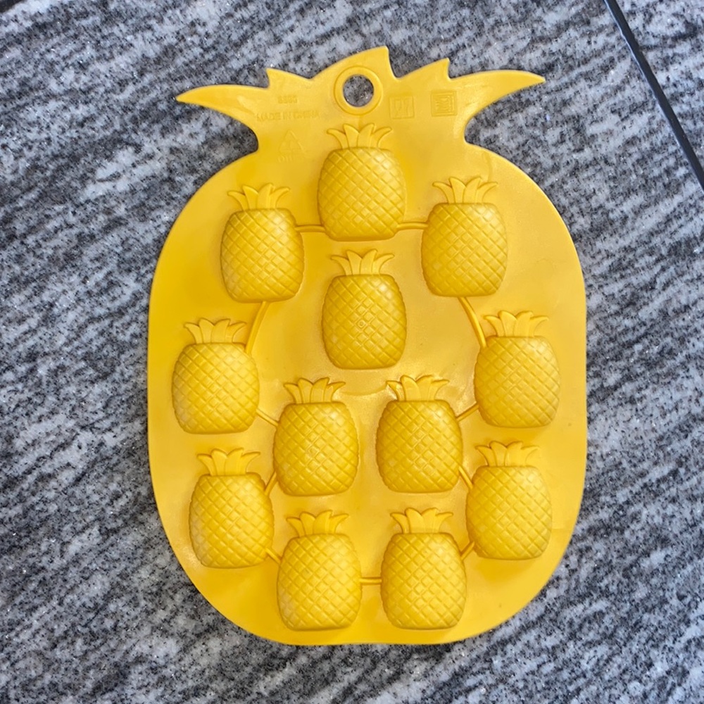 NWOT - SILICONE PINEAPPLE ICE TRAY